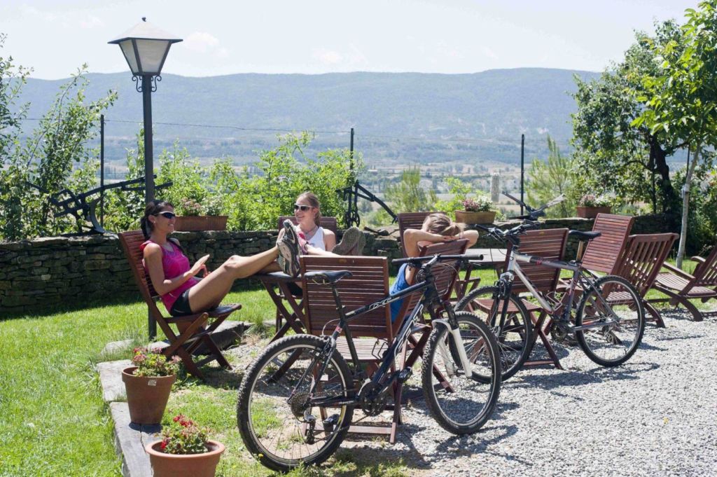 Ciclistas en el jardín del alojamiento Bikefriendly Turismo Rural Os Ormos, en Espuéndolas